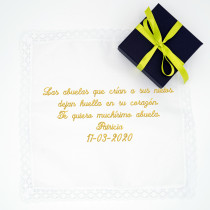 Pañuelo blanco con puntilla bordado con frase abuelas criar huella corazon