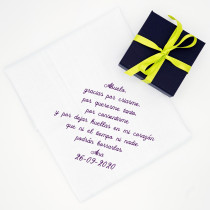 pañuelo bordado abuelo con frase y una caja de regalo