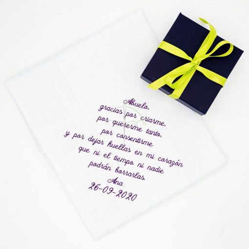 pañuelo bordado abuelo con frase y una caja de regalo