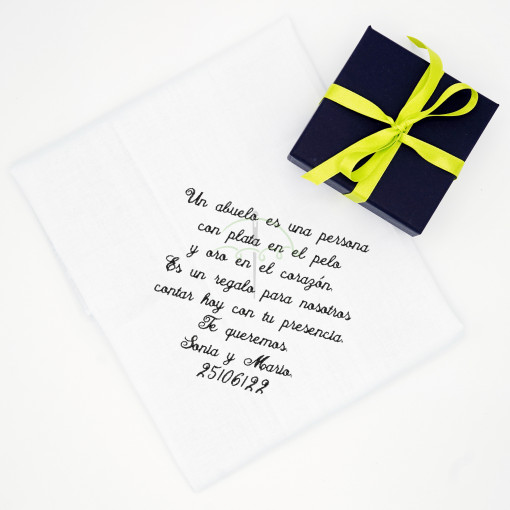 pañuelo blanco bordado en negro con frase para abuelo boda