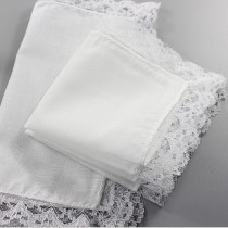 pañuelo blanco encaje doblado
