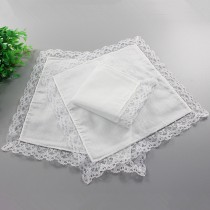 pañuelos blancos con puntilla extendidos
