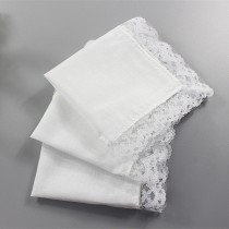 detalle pañuelo blanco mujer con puntilla doblado