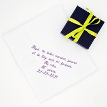 Pañuelo blanco bordado con frase de una hija
