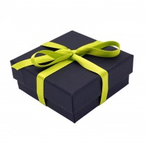 caja negra lazo verde regalo