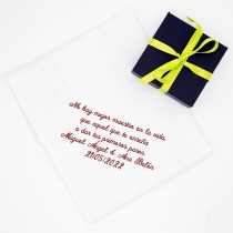 Pañuelo bordado blanco con frase emotiva para regalar al padrino en la boda